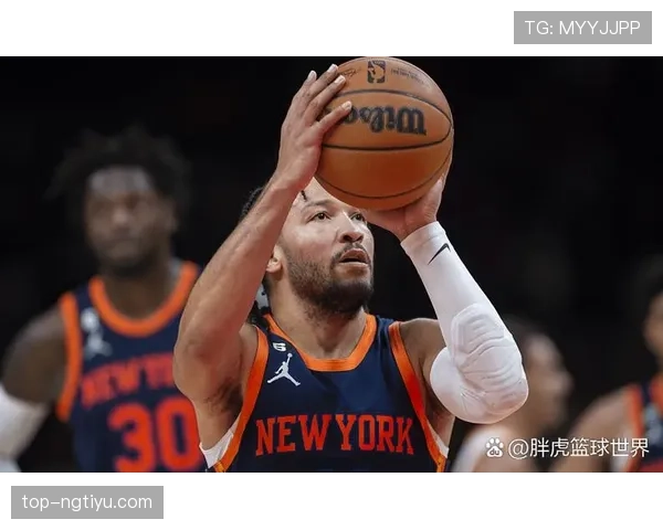 CJ·麦科勒姆突破拉开防守空间提升球队关键时刻得分效率 CJ·麦科勒姆突破拉开防守空间提升球队关键时刻得分效率
